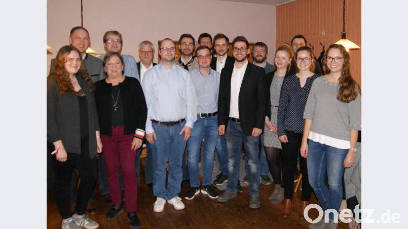 Richard Kammerer, Christoph Müller (hinten, von links) und Stephan Oetzinger (Siebter von links) gratulieren den Vorstandsmitgliedern zur Wahl. Bild: knh