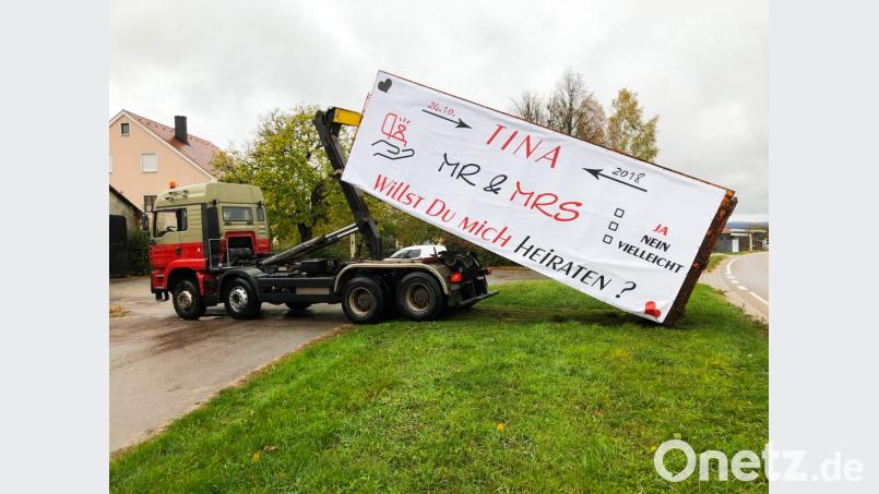 Mit schwerem Gerät rückte Markus Graf an, um das Plakat bei Hohenzant zu platzieren. Es prangte an einem etwa sieben Meter langen Container. Bild: mlg