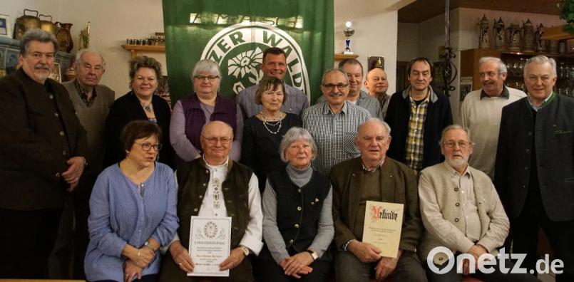 Die neugewählte Vorstandschaft des Oberpfälzer Waldvereins, Zweigverein Weiden, mit den Geehrten. Bild: Kunz