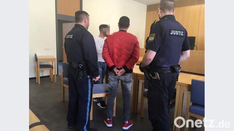 Noch im Gerichtssaal nehmen Justizwachtmeister den 28-jährigen Angeklagten (in Rot) fest. Bis zur Rechtskraft des Urteils bleibt er wegen Fluchtgefahr in Untersuchungshaft. Im Hintergrund übersetzt ein Kurdisch-Dolmetscher. Bild: ca