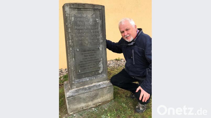 Der Vorsitzende des Heimatvereins Alfons Barth freut sich, dass die Inschrift des verwitterten Grabsteins von Peter Vollath wieder gut zu lesen ist. Archivbild: cr