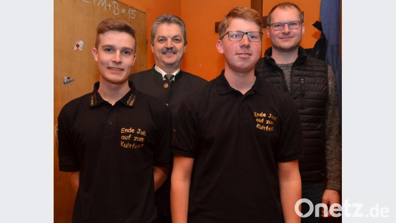 Michael Striegl (links) und Paulus Kellner (Zweiter von rechts) sind als neue Vorsitzende ins Team der KLJB gewählt worden. Kaplan Ulrich Eigendorf (rechts) und Bürgermeister Andreas Wutzlhofer (Zweiter von links) gratulierten zu der Amtsübernahme. Bild: dob