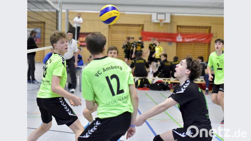 Eine Szene aus dem Vorrundenspiel der Gruppe B: VC Amberg gegen den späteren Finalisten MTV München (1:2). Der Amberger Libero Moritz di Matteo (rechts) bei der Ballannahme, beobachtet von Jonathan Helm (links), Julian Zoll (Mitte) und Marco Nanka (rechts hinten). Bild: Ziegler