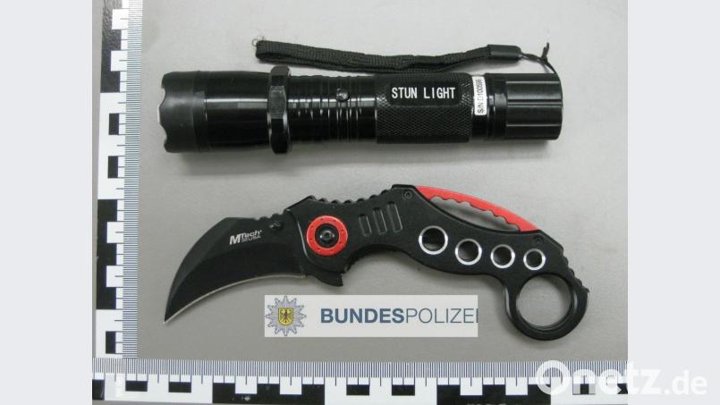 Bundespolizisten aus Waidhaus beschlagnahmten ein verbotenes Karambitmesser und ein Elektroimpulsgerät, das als Taschenlampe getarnt ist. Bild: exb/Bundespolizei Waidhaus
