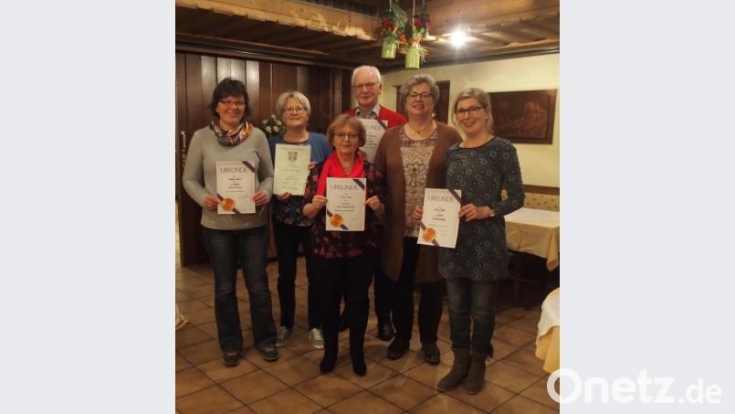 Vorsitzende Brigitta Schultz (Zweite von rechts) ehrt die Mitglieder Heike Stich, Gerhard Moller vertreten durch Ehefrau Brigitte, Herta Lang, Josef Wittmann (von links) sowie Chorleiterin Elvira Kuhl (rechts). Bild: bey