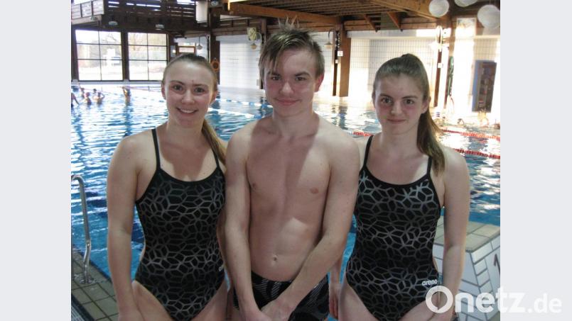 Viktoria Bogner, Fynn Legat und Kathrin Bachmeier (von links) vom Tirschenreuther Schwimm- Club haben sich am vergangenen Wochenende für die deutschen Jugendmeisterschaften Ende Mai in Berlin qualifiziert Bild: rbg