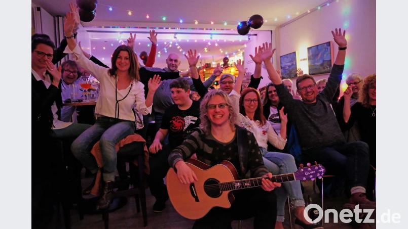 Matthias Kiener begeistert sein Publikum mit Rock-Klassikern zum Mitsingen. Bild: twi