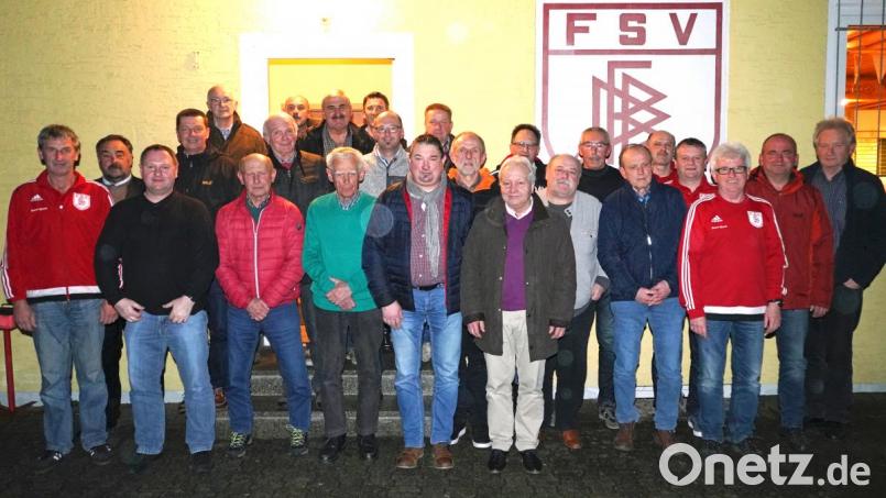 Die Geehrten FSV-Mitglieder mit Vorsitzenden Peter Sollfrank (Vierter von rechts) und den neuen Ehrenamtbeauftragten Franz Wittmann (rechts). Bild: fvo