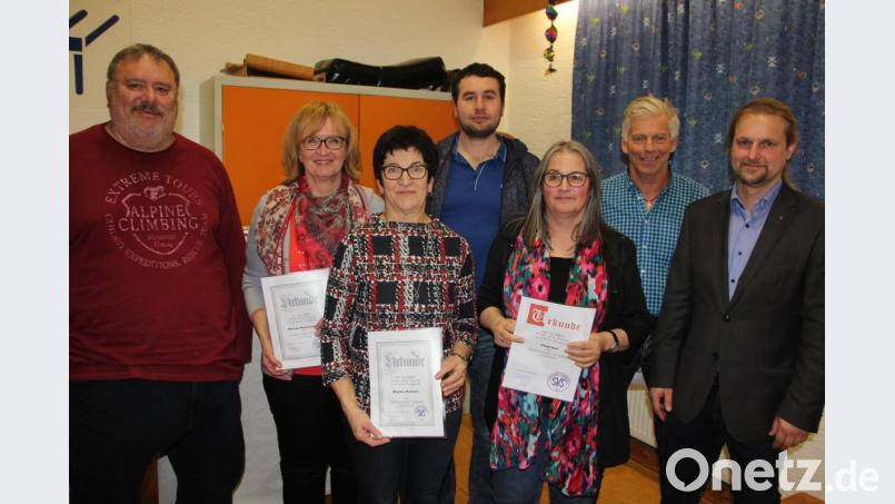 Der SV Schönhaid ehrte langjährige Mitglieder. Unser Bild zeigt von links Vorsitzenden Herbert Schaumberger, Monika Meißner, Monika Kasseckert, Peter Thoma, Gisela Worf, Manfred Sommer und Dritten Bürgermeister Andre Putzlocher. Bild: kro