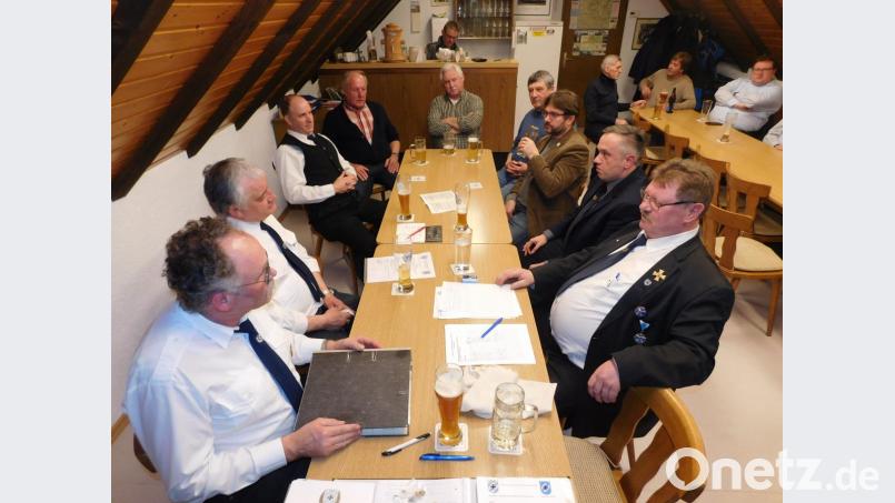 Frohen Mutes diskutiert der Vorstand der Krieger- und Soldatenkameradschaft bei der Jahreshauptversammlung. Bild: hai
