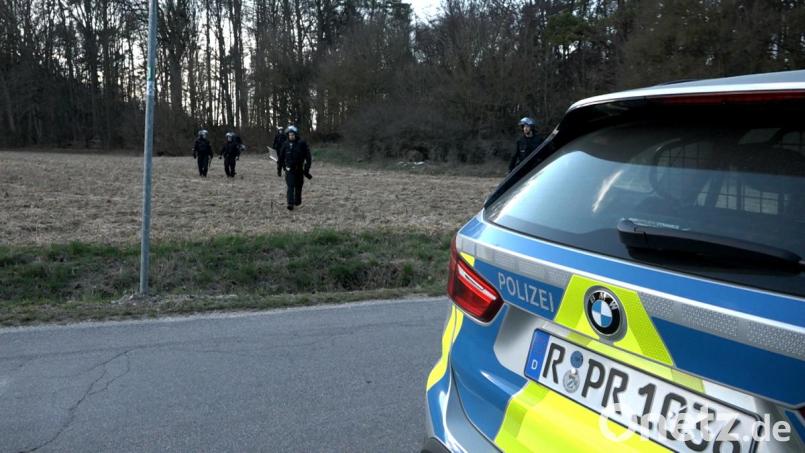Die Polizei sucht nahe Wolfsegg im Landkreis Regensburg einen 28-jährigen Mann, der nach einer Körperverletzung mit der Androhung weiterer Straftaten, flüchtete. Bild: Alexander Auer