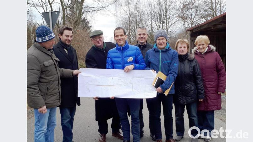 Henner Wasmuth und Gerhard Kederer erläutern die Radwegeplanung. Von links: Rudi Hauke, Abgeordneter Stephan Oetzinger, Henner Wasmuth, Abgeordneter Albert Rupprecht, Bürgermeister Thomas Meiler, Gerhard Kederer, Annemarie Sladky und Irmgang Heinrich. Bild: Frauenreuther, Margit [fmt]