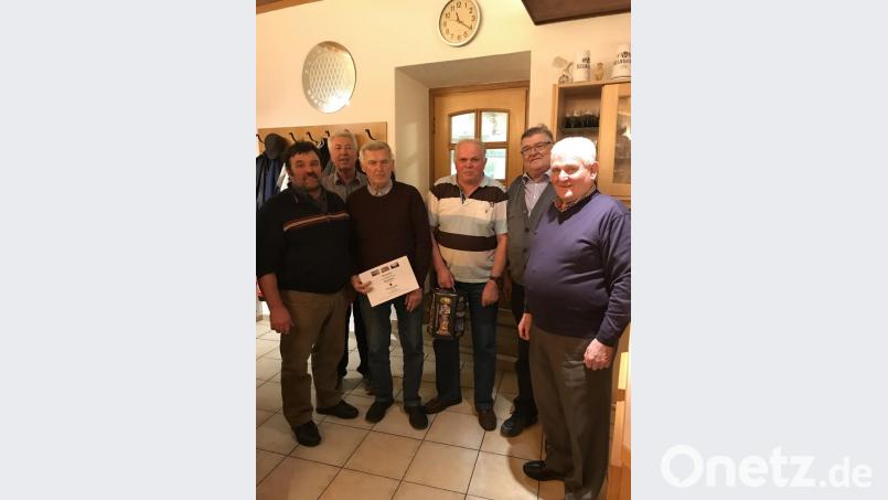 Josef Varnhold (Zweiter von links) und Anton Kick (Zweiter von rechts) übergaben an die Besten, Josef Bäumler, Günther Fritsch, Michael Schwabl und Horst Grasser (von links) die Preise Bild: sl