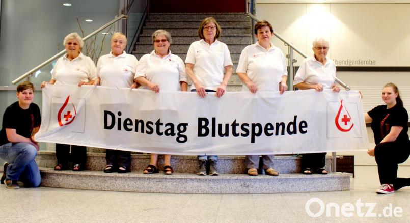 Auf den Blutspendetag am kommenden Dienstag, 26. März, freut sich bereits das Blutspendeteam der BRK-Bereitschaft. Auf dem Bild unter anderem die Leiterin Anneliese Huhnke (Zweite von rechts). Bild: njn