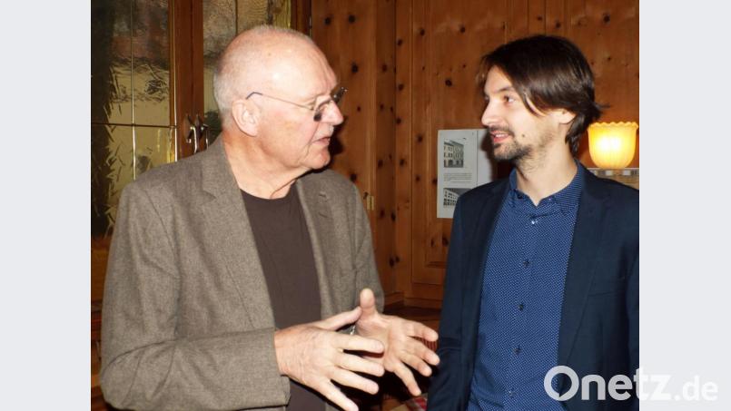 Stadtrat Eberhard Meier (links) im Gespräch mit Manuel Werthner. Der 29-Jährige tritt für die Freien Wähler als OB-Kandidat an. Bild: Klaus Högl