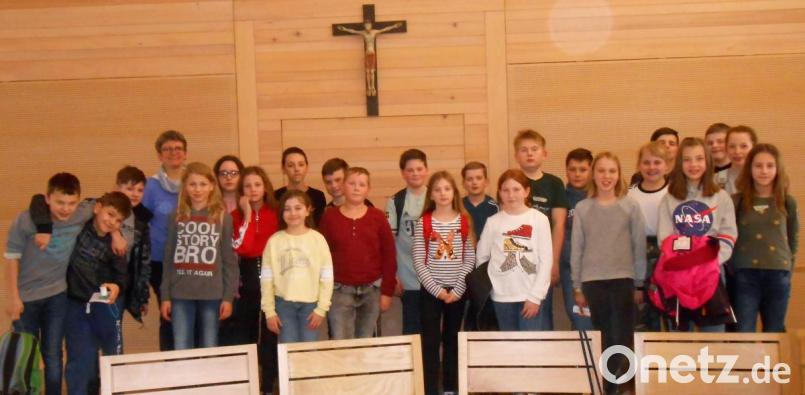 Über 20 Firmlinge verbringen einen kurzweiligen Einkehrtag im Haus Johannisthal bei Windischeschenbach, wo sie optimal Pastoralreferentin Heidi Braun (links hinten) betreut. Bild: mez