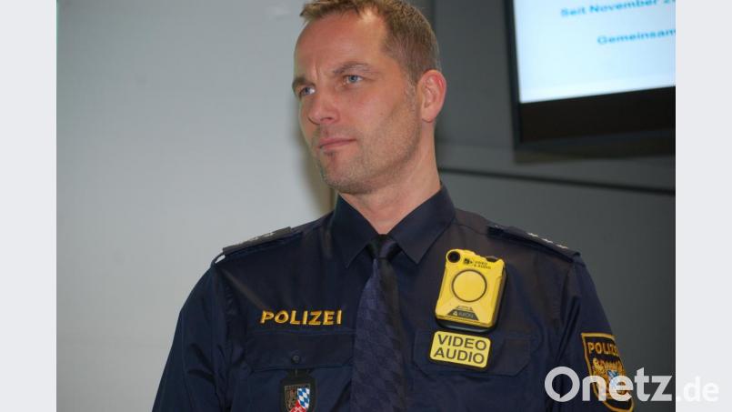 Polizeisprecher Albert Brück führte die neue „Bodycam“ vor. Bild: gib