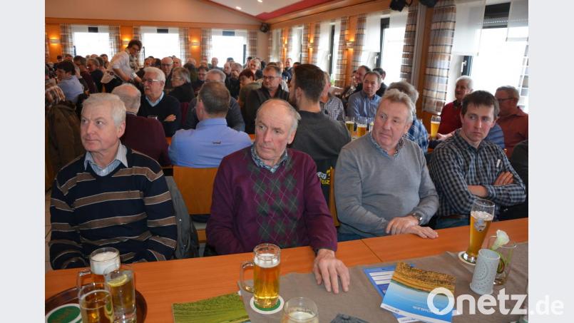 Vollbesetzt war am Montagnachmittag der Saal der „Petersklause“ in Großbüchlberg. Dies zeigte, wie sehr das Thema Stromtrassen die Landwirte interessiert. Bild: jr