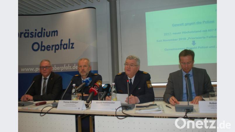 Den Sicherheitsbericht 2018 stellten (von links) Werner Schüssel, stellvertretender Leiter des Präsidialbüros, Polizeivizepräsident Thomas Schöniger, Polizeipräsident Gerold Mahlmeister und Robert Fuchs, Leitender Kriminaldirektor, vor. Bild: gib