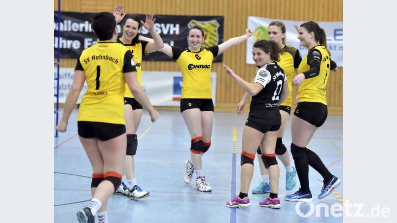 Die Volleyballdamen des SV Hahnbach freuen sich über den knappen 3:2-Heimsieg gegen Bamberg. Bild: Ziegler