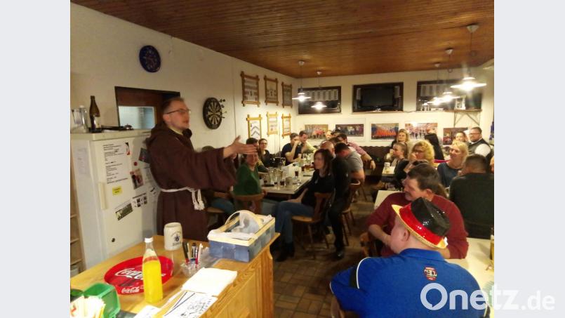 Vor vollem Saal hält Bruder &quot;Antonius&quot; seine Starkbierrede mit Bonmots aus der Weltpolitik und dem Lokalgeschehen. Bild: exb