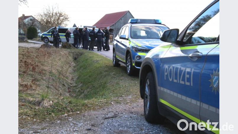 Die Polizei sucht nahe Wolfsegg im Landkreis Regensburg einen 28-jährigen Mann, der nach einer Körperverletzung mit der Androhung weiterer Straftaten, flüchtete. Bild: Alexander Auer