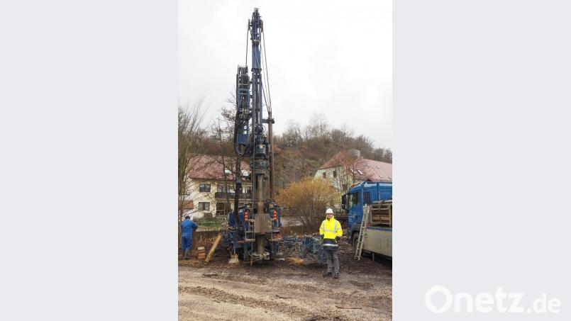Auf der Naabinsel ist der riesige Bohrer angerückt, um Proben zu entnehmen, die später Informationen für den Hochwasserschutz liefern sollen. Bild: bl