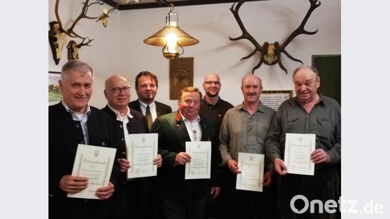 Die Vorsitzenden Christian Ertl (hinten, links) und Sascha Freymann (hinten, rechts) danken den langjährigen Mitgliedern Manfred Fleischmann, Johannes Drabsch, Josef Kleber, Franz Lukas und Hans Drexler (vorne, von links) für ihre Treue und ihren Einsatz. Bild: ens