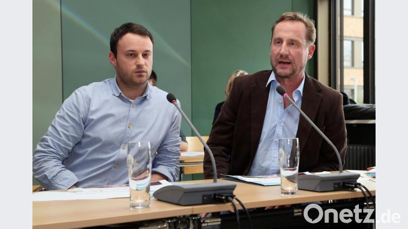 Markus Kleber (links) und Josef Schmid vom Kreisverband des Bayerischen Roten Kreuzes informierten den Ausschuss über die Arbeit der Schulbegleiter. Bild: Hösamer