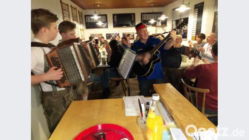 Die &quot;Altendorfer Spitzbuben” musizieren mitten unter den Gästen Bild: exb