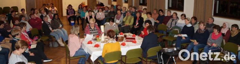 Frauen beider Konfessionen waren eingeladen, an einem Tisch zu sitzen und ihre Geschichten zu erzählen. Sie teilten die Gaben, so wie es Jesus vorgelebt hat. Bild: weu