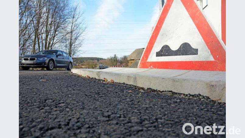 Achtung, Stolperfalle. Die Straße Am Stein wird weiter so aussehen. Die Stadträte trafen zur Ersterschließung eine Entscheidung. Bild: Gabi Schönberger