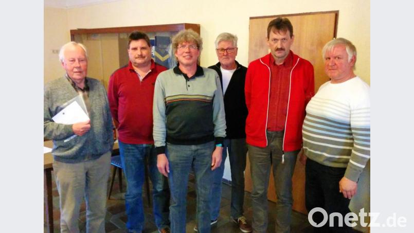 Josef Biehler (links) gibt den Reisegutschein nach Berlin nicht mehr aus der Hand. Gerhard Rath empfing den Trostpreis und Helmut Hanauer den zweiten Preis aus Händen von Christian Staudinger senior und Manfred Schneider (von rechts). Bild: fjo