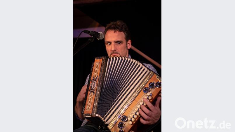 Der Auftritt von Ciao Weiß-Blau am Schafferhof. Drei geniale Musikkabarettisten, die zusammen für richtig gute Stimmung sorgen, während sie einen gesellschaftskritischen Rundumschlag vollführen. Bild: pml