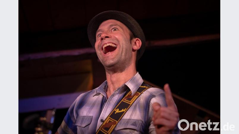 Der Auftritt von Ciao Weiß-Blau am Schafferhof. Drei geniale Musikkabarettisten, die zusammen für richtig gute Stimmung sorgen, während sie einen gesellschaftskritischen Rundumschlag vollführen. Bild: pml