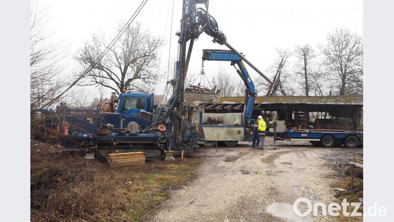 Per Lkw wurde der riesige Bohrer der Firma Baugrund Süd zur Naabinsel transportiert. Dort fördert er Bodenproben zutage, die Daten für eine Basisstudie liefern - Voraussetzung für einen effektiven Hochwasserschutz. Bild: bl