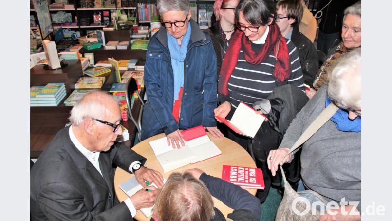 Jean Ziegler bei der Signierstunde seiner Lesung in Weiden. Bild: stg