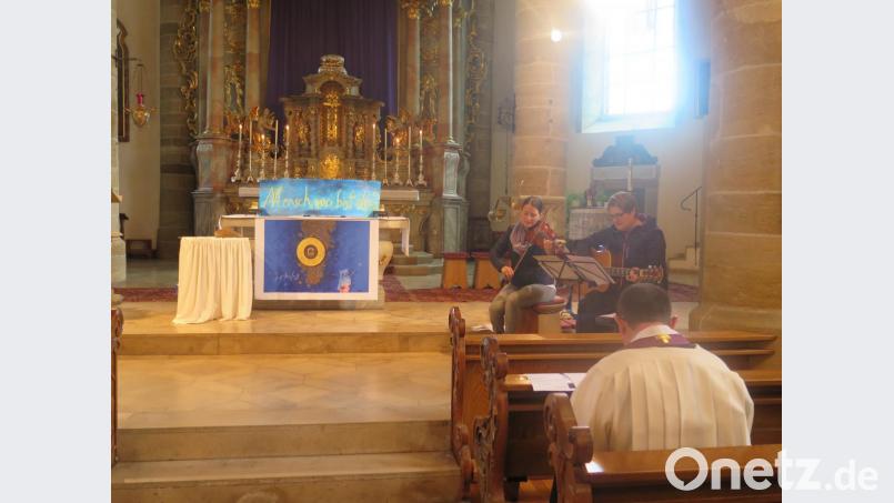Kathrin Karban-Völkl und Katrin Weismeier (von links) spielen bei der Fastenandacht über das Hungertuch. Bild: jzk