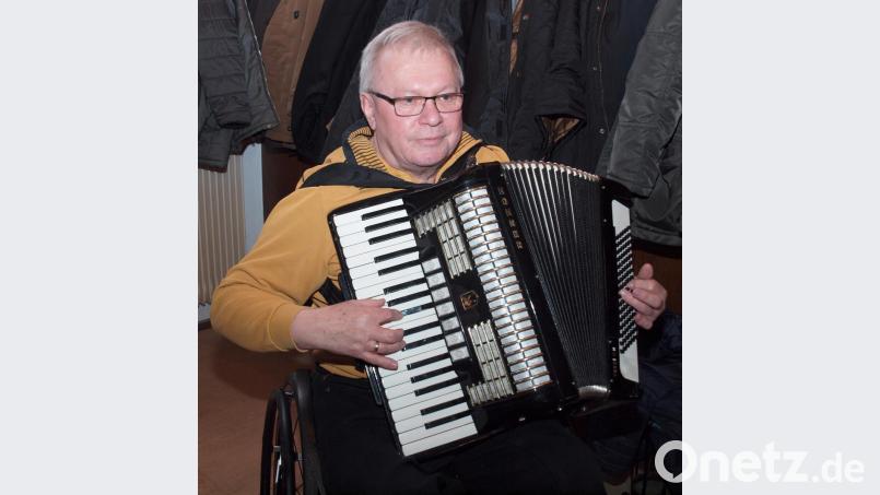 Josef Leikam sorgte mit seiner Quetschn für die musikalische Unterhaltung. Bild: sön