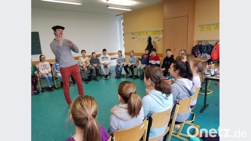 Die Schüler lernen beim Besuch des France-Mobils Frankreich und die französische Sprache besser kennen. Bild: exb