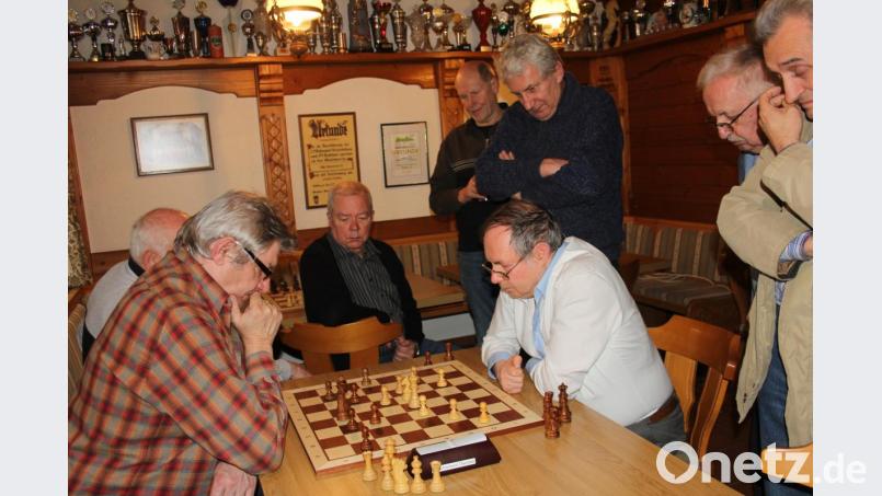 Erst im letzten Spiel des Turniers fiel die Entscheidung über den künftigen Oberpfalzmeister der Senioren im Schnellschach. Bild: frd