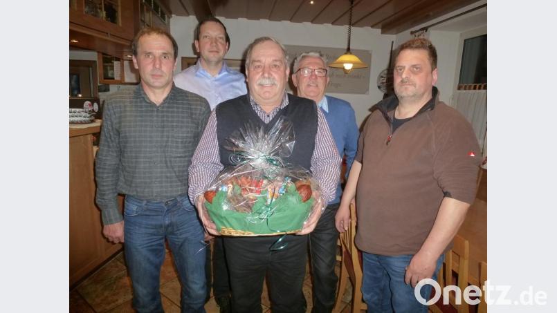 &quot;30 Jahre sind genug&quot;, sagt Ludwig Kummer (vorne, Mitte), den sein Nachfolger Hans Bernklau (rechts) gebührend verabschiedete. Von links Stellvertreter Hans Krauß, Kassier Georg Tafelmeyer und Schriftführer Eduard Harrer. Bild: bk