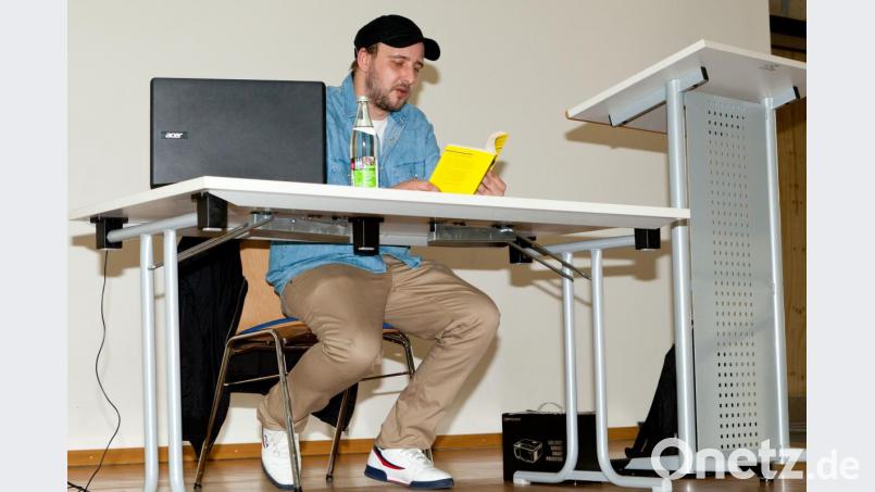 Sebastian Zawrel las am Beruflichen Schulzentrum in Wiesau. Bild: exb