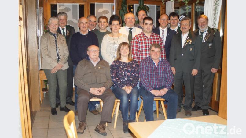 Bei der Jahreshauptversammlung der Naabtalschützen wurden (sitzend, von links ) Josef Bauer, Katharina Kraus und Georg Zwack sen. für ihre langjährige Treue zum Schützenverein geehrt. Dahinter die neugewählte Vorstandschaft der Naabtalschützen, mit zweiten Bürgermeister Alexander Werner, der nun auch der Vorstandschaft angehört. Bild: slh