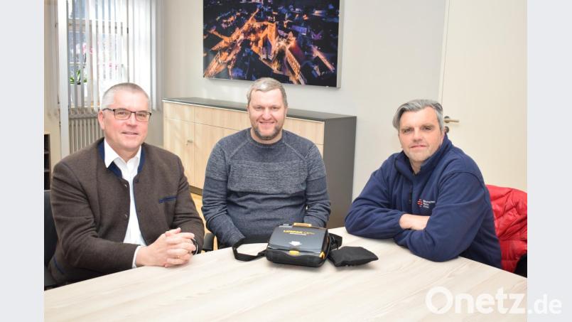 Die Stadt Pfreimd ist für Notfälle gut gerüstet. Ein Defibrillator hilft bei Herzversagen. Bürgermeister Richard Tischler, Geschäftsführer Bernhard Baumer und BRK-Ausbilder Wolfgang Demleitner stellten das Gerät vor, das für Notfälle im Eingangsbereich des Rathauses untergebracht ist. Bild: bnr