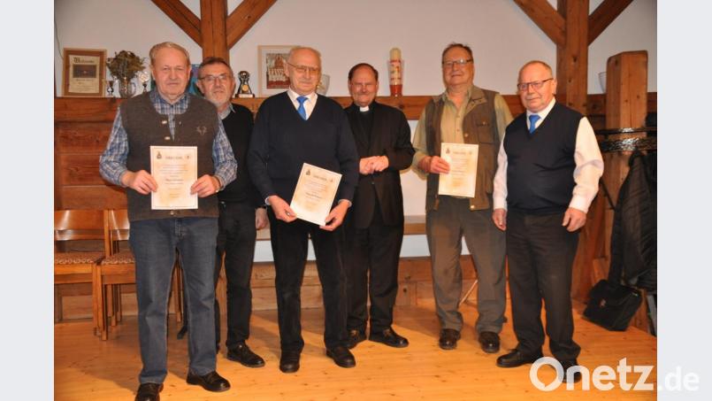 Vorsitzender Robert Steinkohl (rechts), Bürgermeister Josef Etterer und Pfarrer Heribert Stretz (hinten von links) übergaben Ehrenurkunden an Hans Schreyer, Konrad Birkner und Ernst Eibisch (von links). Bild: ak