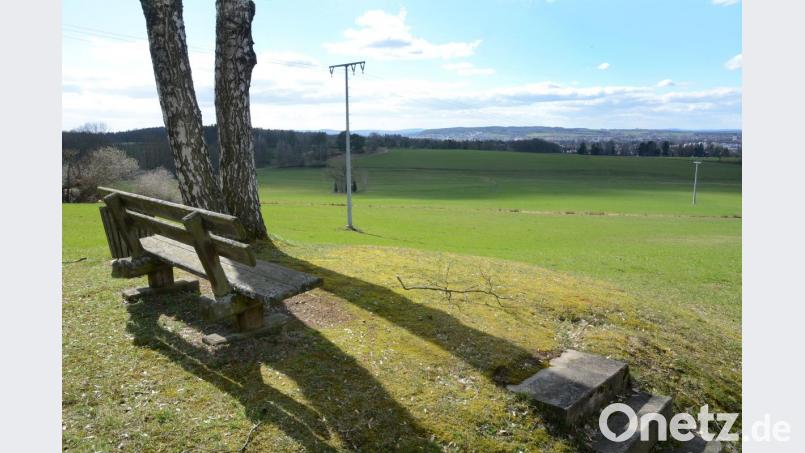Noch ist es eine Aussicht zum Genießen. Diese Stromleitung am Fuße des Fischerbergs stört sicher weniger als die Schneise, die der Süd-Ost-Link schlagen soll. Bild: Gabi Schönberger