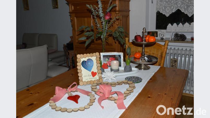 Aus kleinen Holzscheiben oder Herzen lassen sich viele interessante Dinge gestalten. Bild: mia