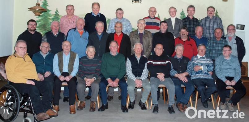 Mehr als 40 Josefs und Seppeln führten nach 40-jähriger Unterbrechung die Tradition der Josefifeier in der Gemeinde Ensdorf wieder fort. Für die Organisation zeichneten Josef Donhauser (letzte Reihe Dritter von links) und Josef Reindl (zweite Reihe Dritter von rechts). Pfarrer Pater Hermann Sturm (letzte Reihe Dritter von rechts) hatte den Gottesdienst zelebriert. Bild: sön