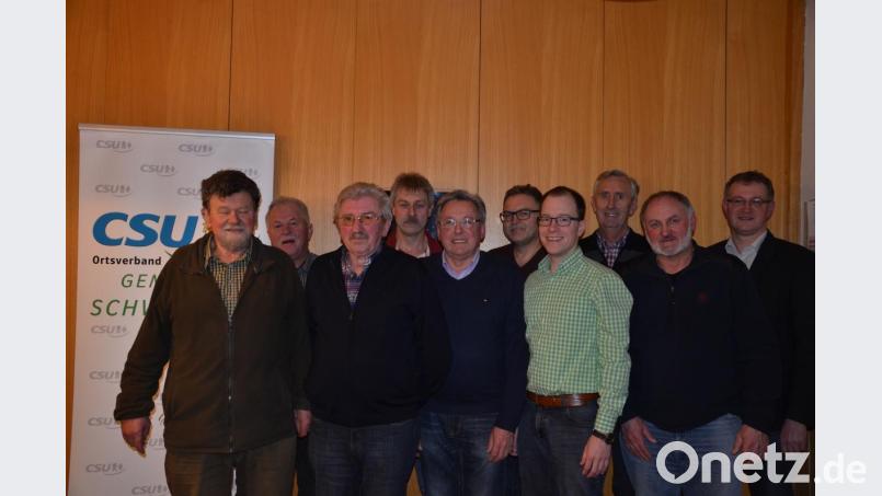 Die neu gewählte Vorstandschaft des CSU-Ortsverbandes Schwarzach mit Albert Bierler (Dritter von links) an der Spitze. Zweiter Bürgermeister Franz Grabinger (rechts) dankte für die Bereitschaft zur Übernahme der Funktionen. Bild: ga